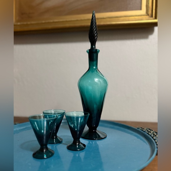 MCM Italian Empoli Teal Glass Genie Bottle Decanter w/ Stopper and 3 glasses - Picture 4 of 8